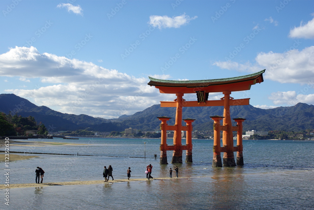 干潮の厳島神社　大鳥居