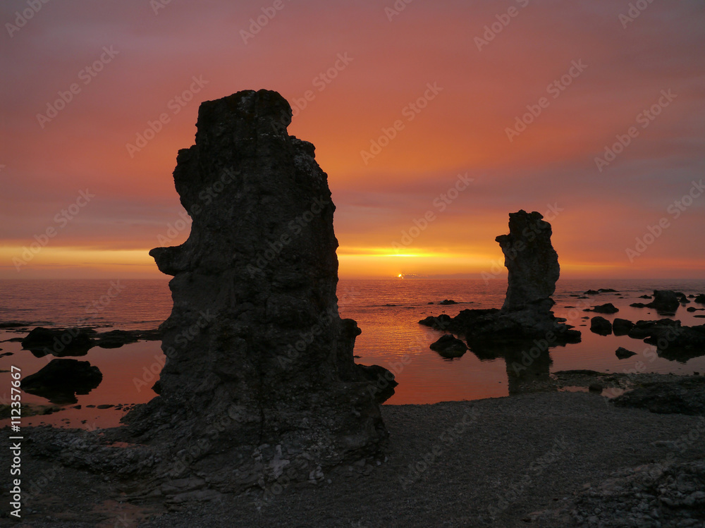 Felsformationen auf der schwedischen Insel Fårö im Sonnenuntergang