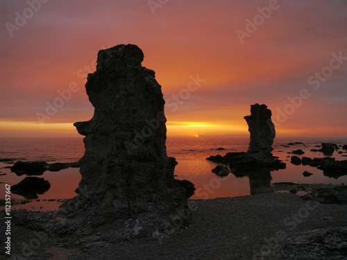 Felsformationen auf der schwedischen Insel Fårö im Sonnenuntergang