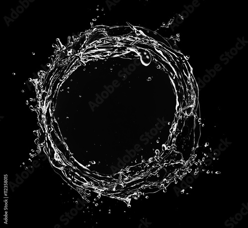 Tapety artystyczne Water splash circle isolated on black background