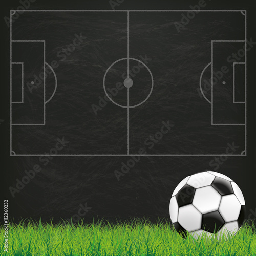 Kreidetafel mit Fussball und Taktikfeld im Hintergrund