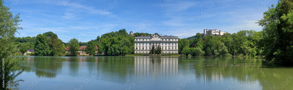 Panorama Schloss und Teich Leopoldskron / Salzburg / Österreich