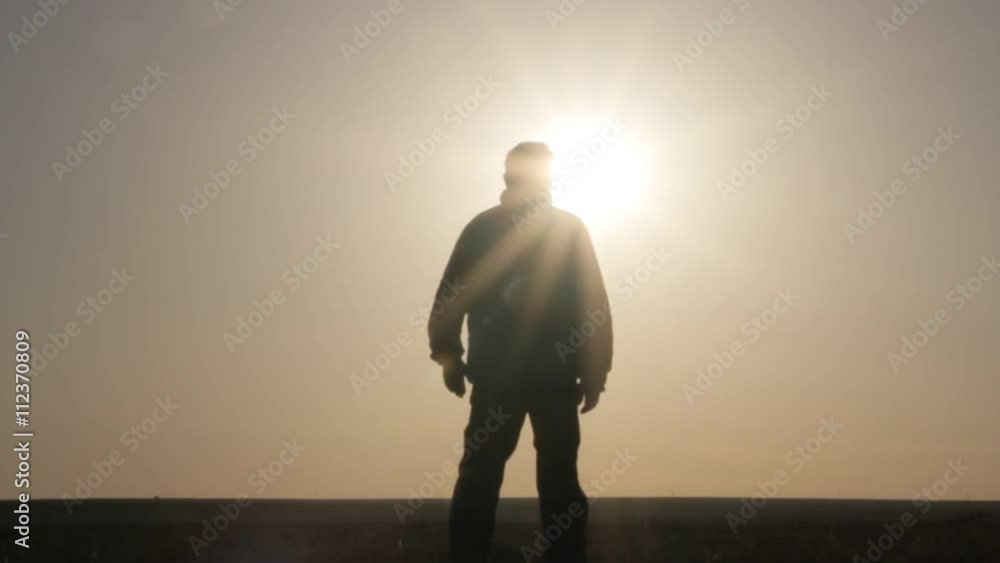 A man goes to meet the rising sun
A man goes to meet the rising sun