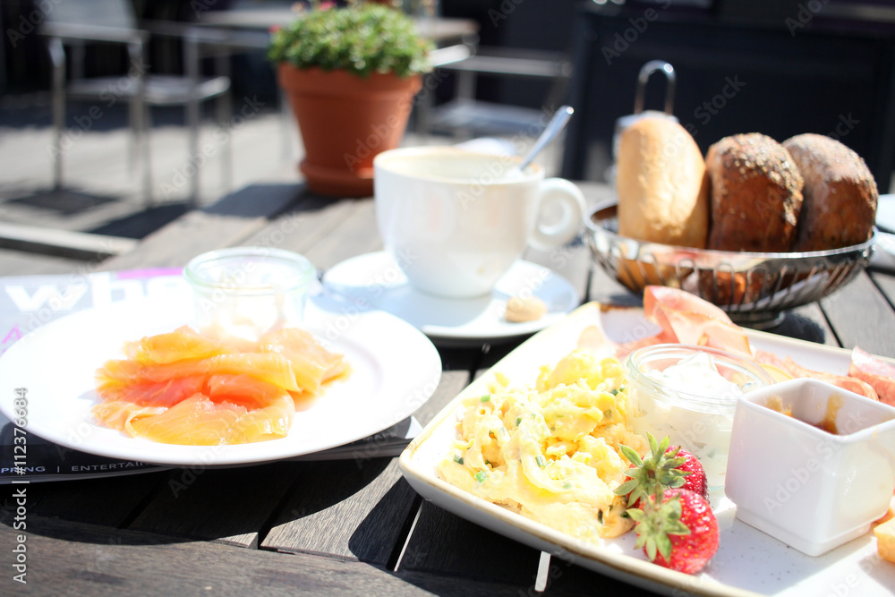Frühstück mit Ei und Lachs Frühstück mit Ei und Lachs