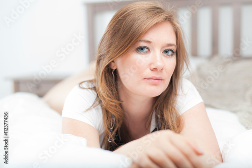 Free Download Frau zuhause im Bett (entspannen)  - GFXLoad