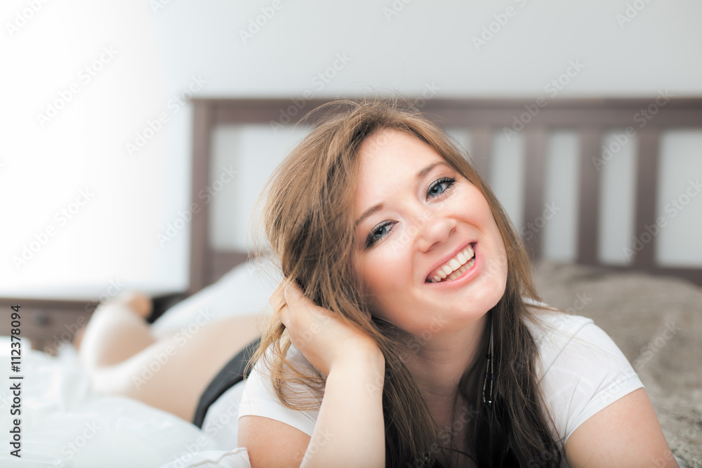 Frau Zuhause im Bett Frau Zuhause im Bett