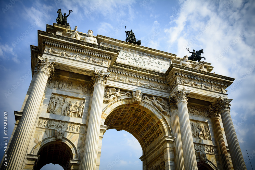 Obraz premium Looking up at Milan’s Arco della Pace
