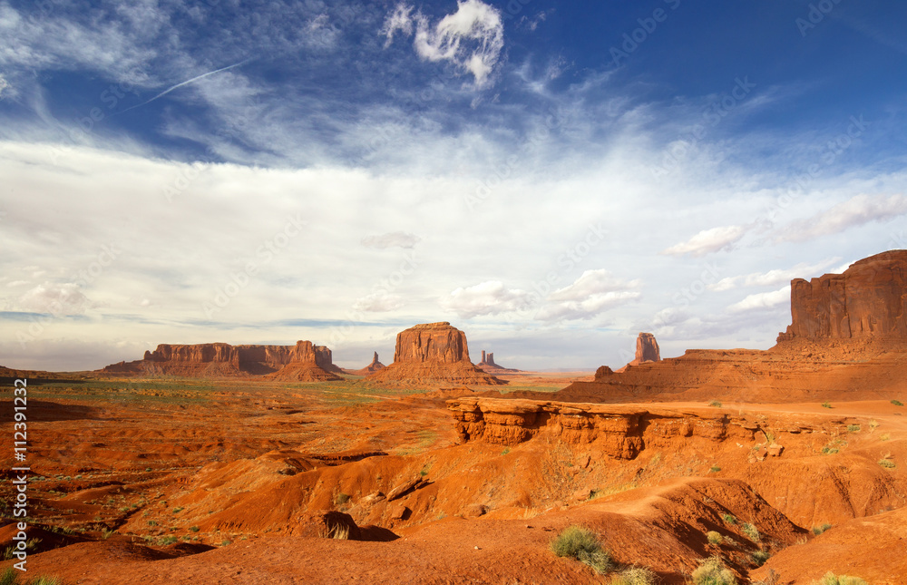 Fototapeta premium scenic view of monument valley in the daylight