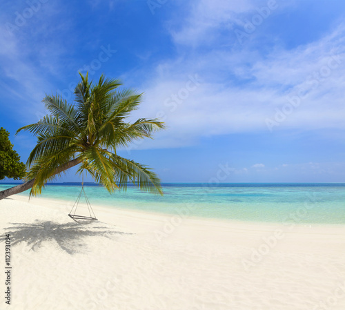 Malediveninsel mit Palmenstrand © Composer