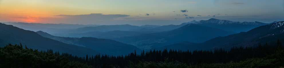 Leinwandbilder Panoramafotos Karpaten Bergpanorama im Sonnenaufgang  © ggaallaa