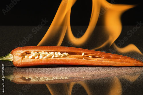 Peperoni / Chilli im Feuer / feurig scharf