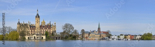 Panorama mit Schloss und See  Schwerin