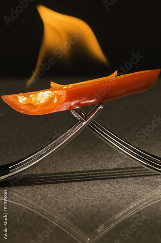 Peperoni / Chilli im Feuer / feurig scharf