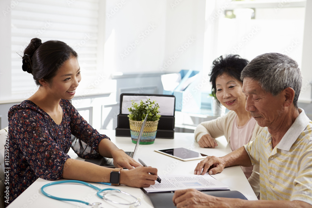 Obraz premium Senior Couple Meeting With Doctor In Office