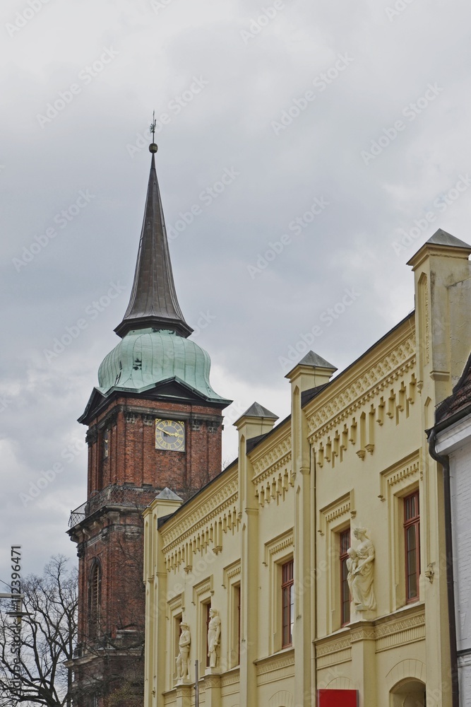 Obraz premium Ersparniss-Anstalt und Schelfkirche, Schwerin