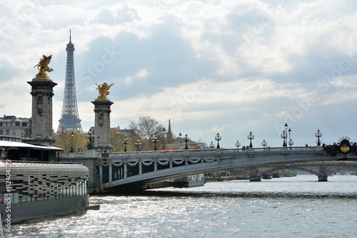 La tour Eiffel au milieu de deux des quatres renommées du pont Alexandre III de Paris photo