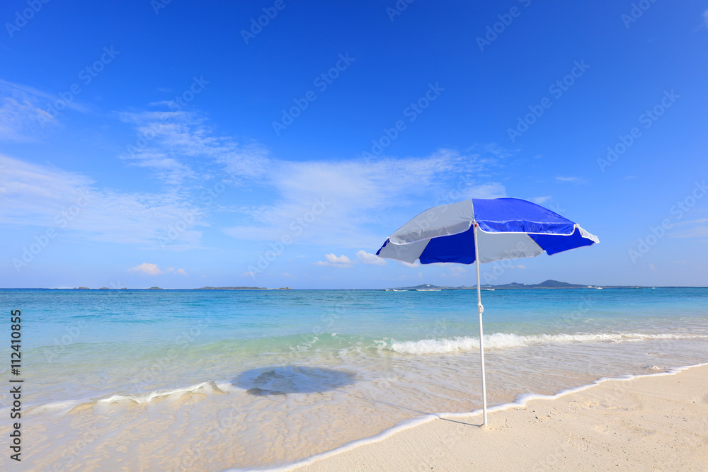 美しい沖縄のビーチと夏空
