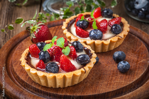 Εκτύπωση καμβά Fresh homemade fruit tart with strawberries and blueberries.