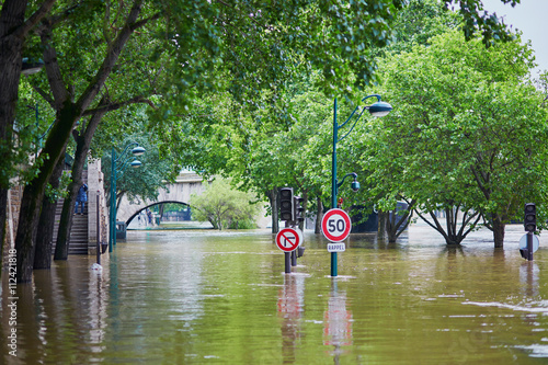 Fototapeta Naklejka Na Ścianę i Meble -  Flood in Paris