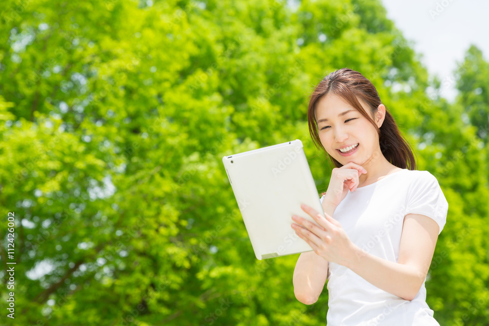 タブレットを見る女性 タブレットを見る女性