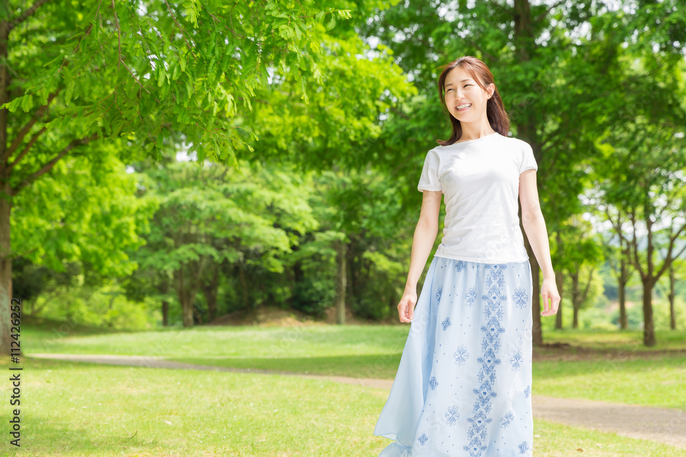 笑顔の女性 全身 笑顔の女性 全身