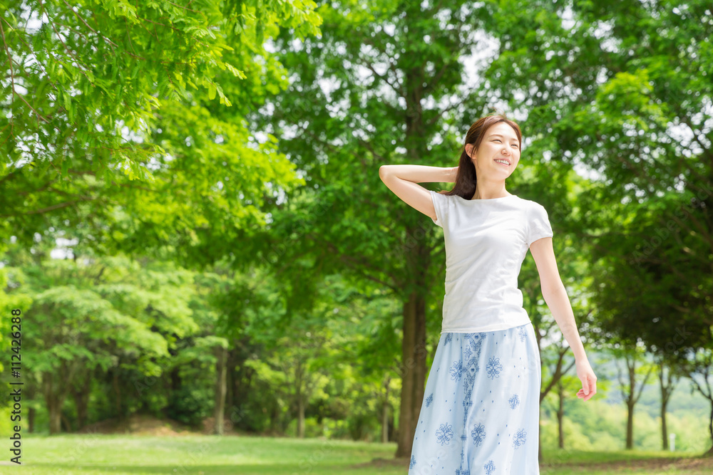 笑顔の女性 全身 笑顔の女性 全身