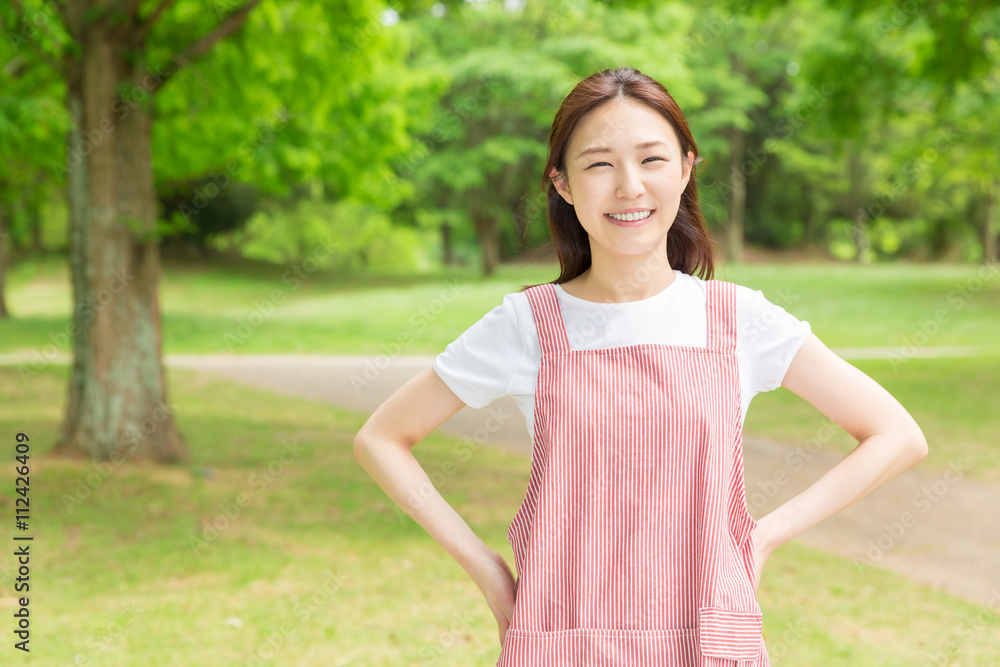 エプロン姿の女性 エプロン姿の女性