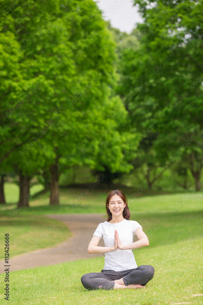 ヨガをする女性 ヨガをする女性