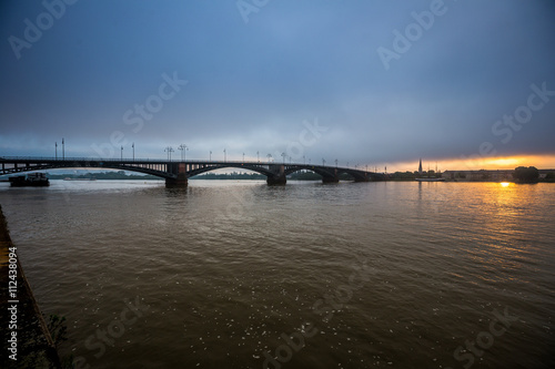 Wallpaper Mural Die Theodor-Heuss-Brücke in Mainz im Sonnenaufgang Torontodigital.ca
