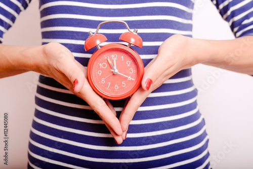 Fotografie alarm clock in female hands