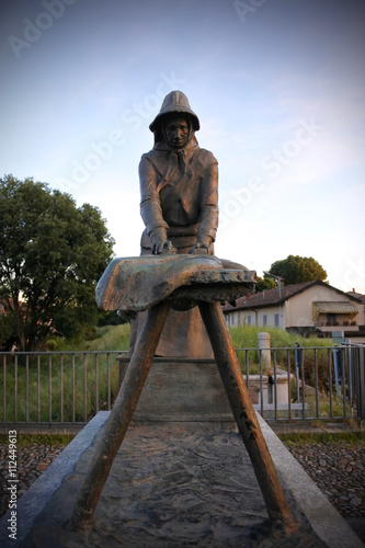 Statue of the washerwoman in Pavia