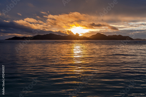 coucher de soleil sur Praslin aux Seychelles, vue de la Digue 