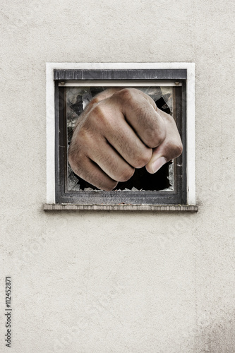 Kaputtes Fenster mit Faustmit Faust
