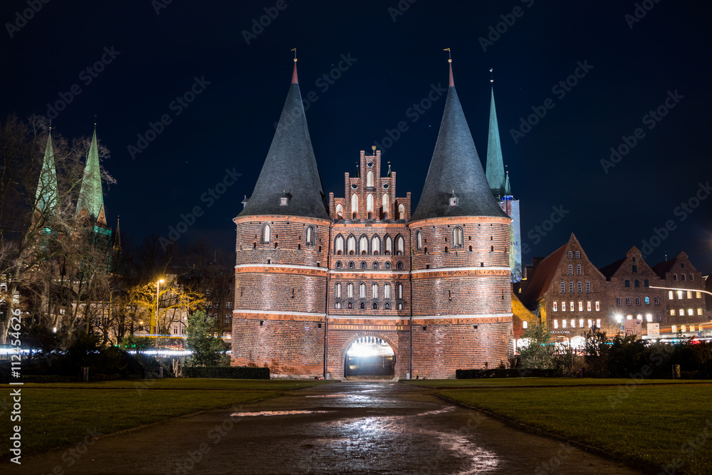 Obraz premium Lübecker Holstentor bei Nacht