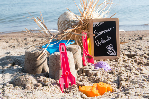 Sommerurlaub mit Strandspielzeug für Kinder 