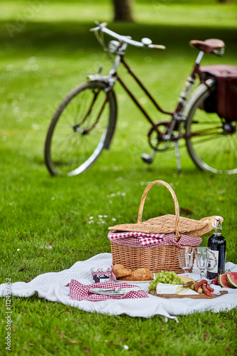 Fototapeta Naklejka Na Ścianę i Meble -  Picnic hamper and food with a bicycle