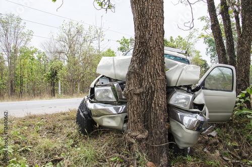 car crash tree photo
