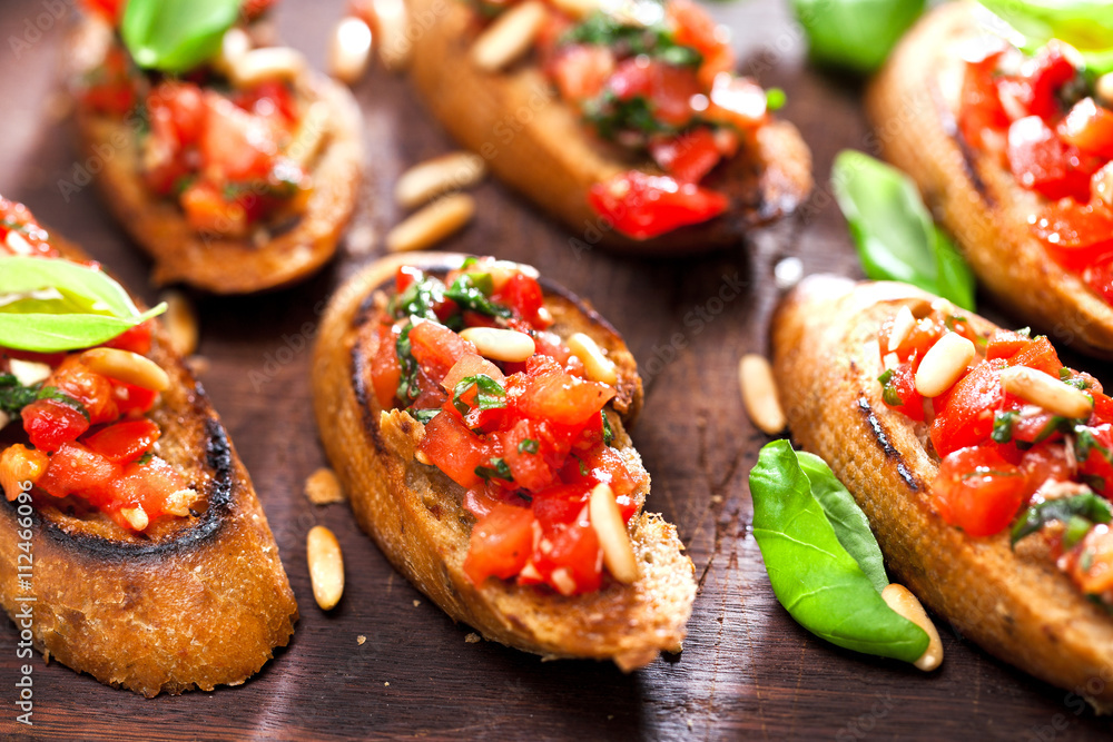 Frische Bruschetta mit Tomatensuppe Frische Bruschetta mit Tomatensuppe