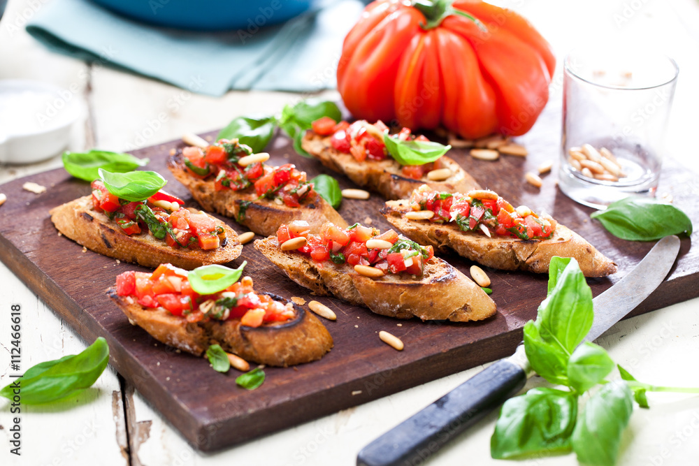 Frische Bruschetta mit Tomatensuppe Frische Bruschetta mit Tomatensuppe