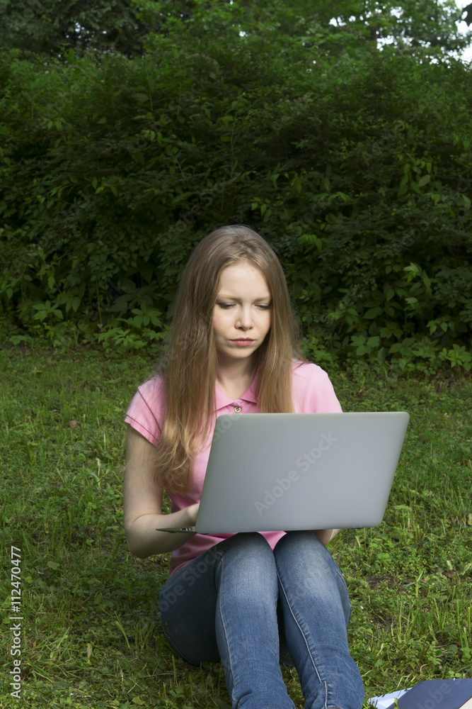 The student learns in the park The student learns in the park