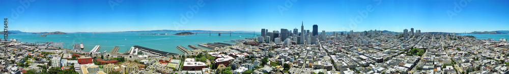 San Francisco: skyline visto attraverso il vetro della Coit Tower il 6 giugno 2010
