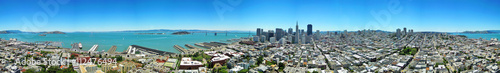 San Francisco: skyline visto attraverso il vetro della Coit Tower il 6 giugno 2010 © Naeblys