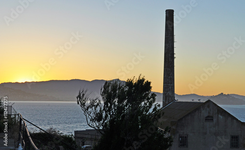 L'isola di Alcatraz nella Baia di San Francisco al tramonto il 7 giugno 2010. L'isola ha ospitato la prigione federale fino al 1963 e ora fa parte dell'area del Golden Gate National Recreation photo