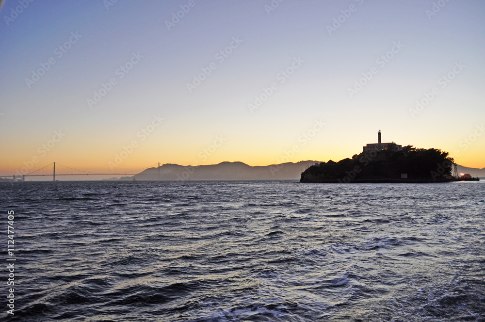Fototapeta premium L'isola di Alcatraz nella Baia di San Francisco al tramonto il 7 giugno 2010. L'isola ha ospitato la prigione federale fino al 1963 e ora fa parte dell'area del Golden Gate National Recreation