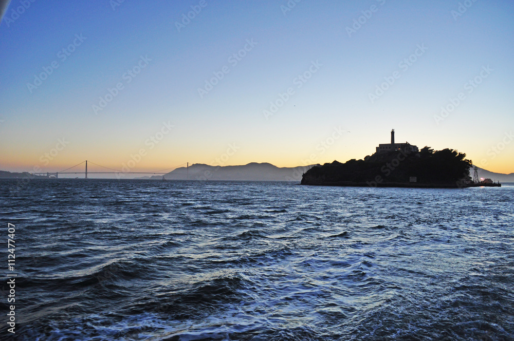 L'isola di Alcatraz nella Baia di San Francisco al tramonto il 7 giugno 2010. L'isola ha ospitato la prigione federale fino al 1963 e ora fa parte dell'area del Golden Gate National Recreation