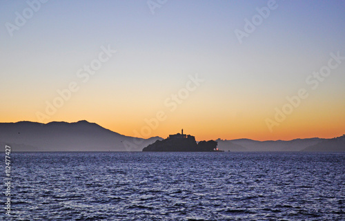 L'isola di Alcatraz nella Baia di San Francisco al tramonto il 7 giugno 2010. L'isola ha ospitato la prigione federale fino al 1963 e ora fa parte dell'area del Golden Gate National Recreation photo