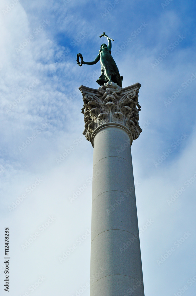 San Francisco: la statua della Dea della Vittoria in cima al Dewey Monument il 2 giugno 2010. Il monumento Dewey, dedicato all'eroe di guerra George Dewey, è il simbolo di Union Square