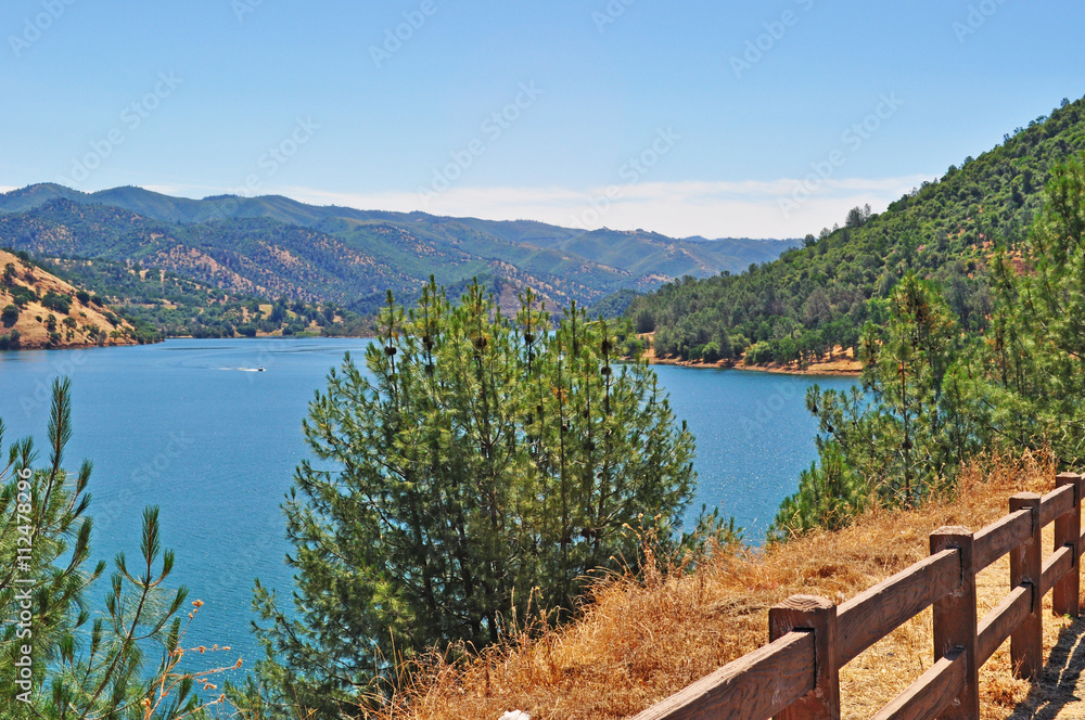 California: il lago e la vista del Parco nazionale dello Yosemite il 16 giugno 2010. Lo Yosemite National Park è noto per le sue scogliere di granito, le cascate e i boschi di sequoia California: il lago e la vista del Parco nazionale dello Yosemite il 16 giugno 2010. Lo Yosemite National Park è noto per le sue scogliere di granito, le cascate e i boschi di sequoia