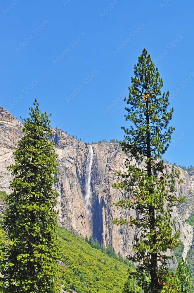 California: cascata nel Parco nazionale dello Yosemite il 16 giugno 2010. Lo Yosemite National Park è noto per le sue scogliere di granito, le cascate, i boschi di sequoia e la diversità biologica