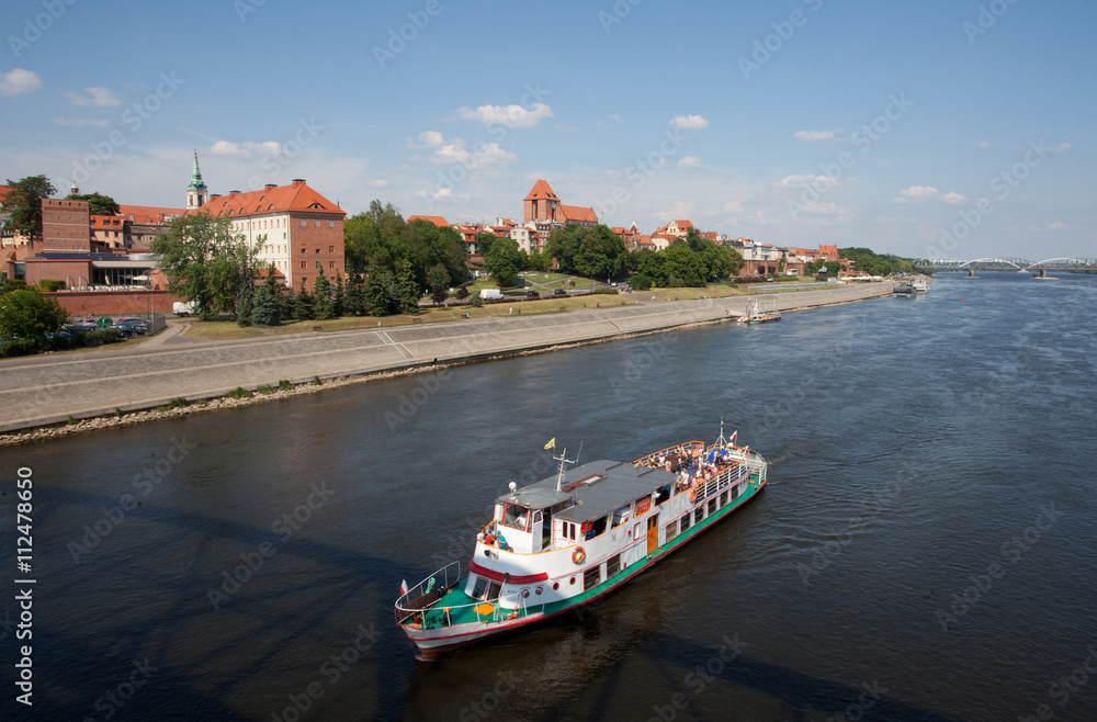 Widok z mostu na panoramę, rejs statkiem po Wiśle, Toruń, Polska,
Panorama of Torun - Vistula river, Poland  - obrazy, fototapety, plakaty 